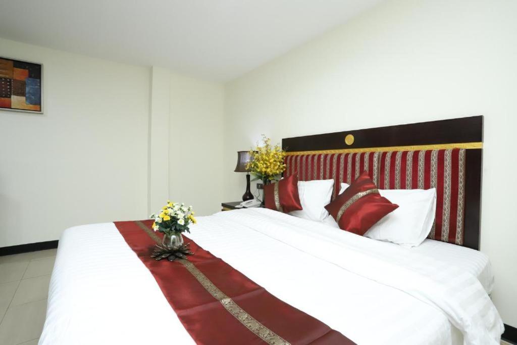 Lucky Palace Hotel Bangkok Zewnętrze zdjęcie