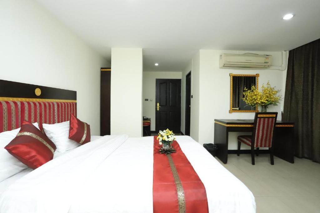 Lucky Palace Hotel Bangkok Zewnętrze zdjęcie